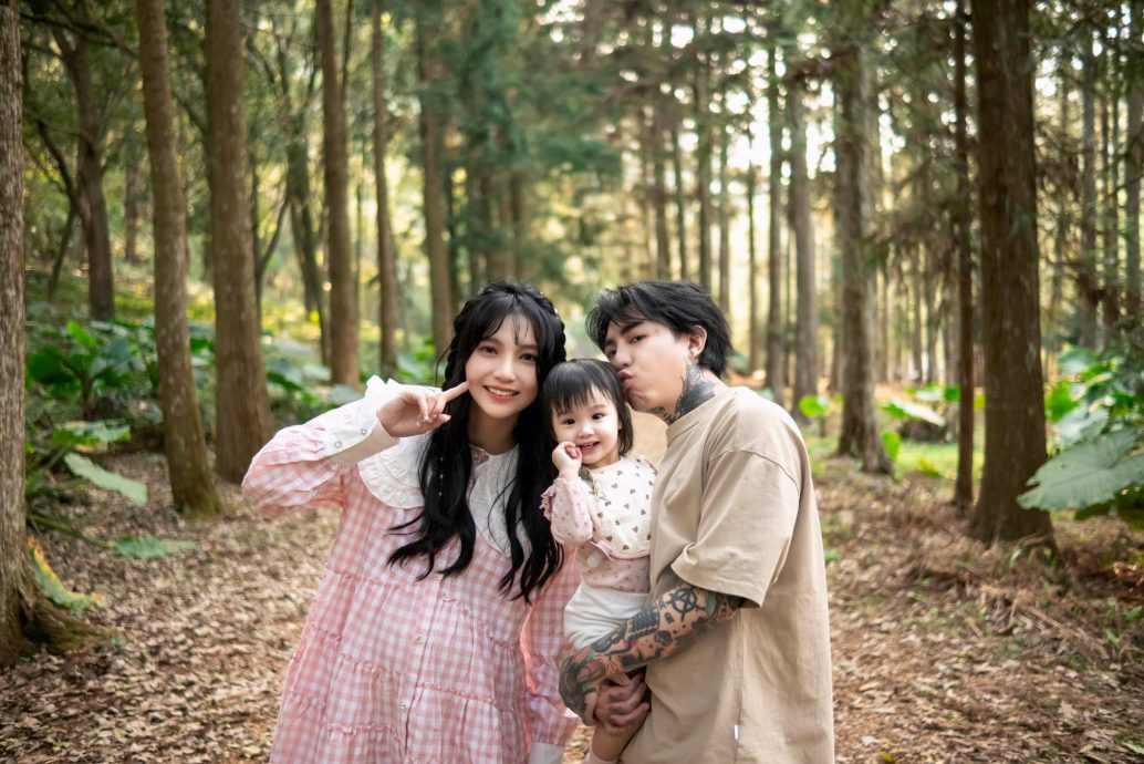 谢和弦带大女儿陪产 晒一家四口全家福