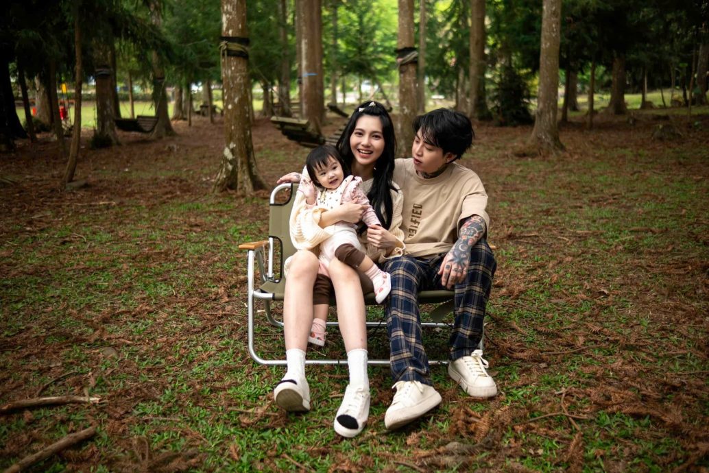 谢和弦带大女儿陪产 晒一家四口全家福