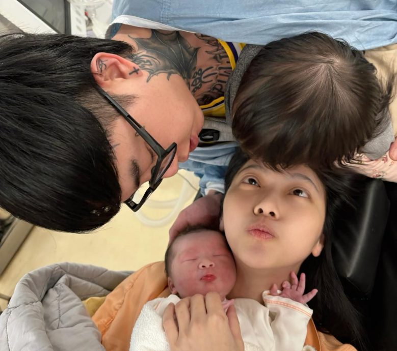 谢和弦带大女儿陪产 晒一家四口全家福