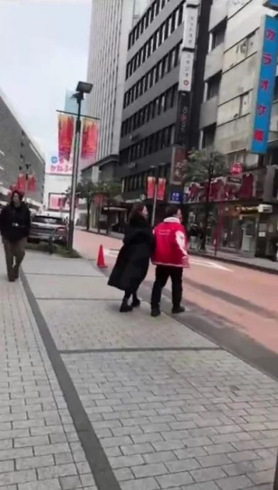 谭咏麟蜜游日本 与神秘女十指紧扣被撞正