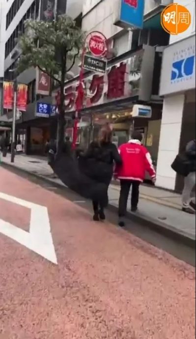 谭咏麟蜜游日本 与神秘女十指紧扣被撞正