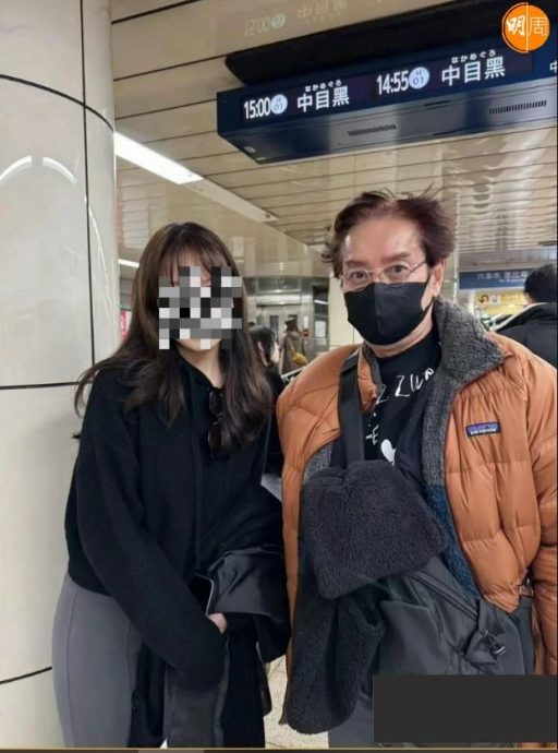 谭咏麟蜜游日本 与神秘女十指紧扣被撞正