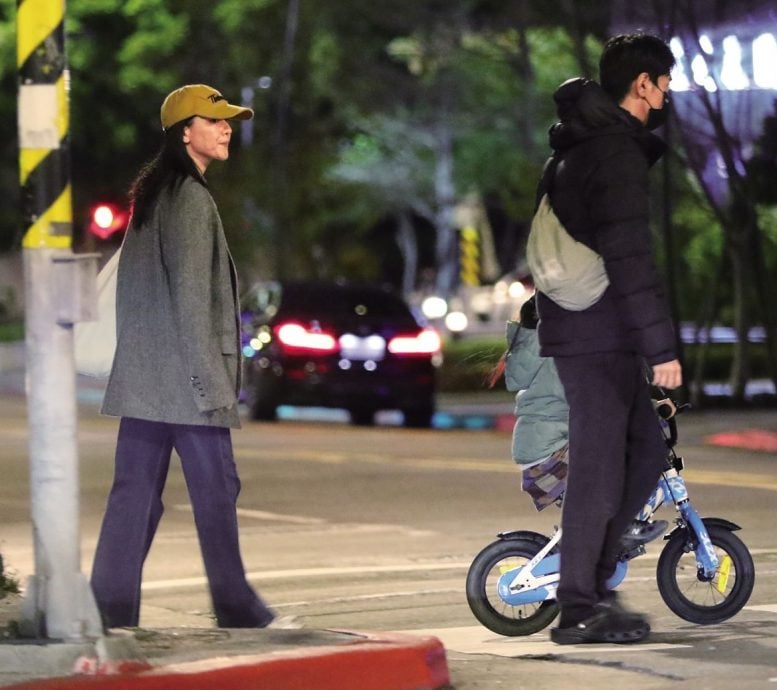 赵又廷高圆圆幸福遛娃 陪女儿骑脚车乐融融