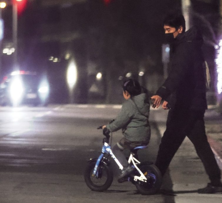 赵又廷高圆圆幸福遛娃 陪女儿骑脚车乐融融