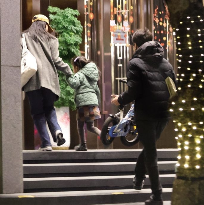 赵又廷高圆圆幸福遛娃 陪女儿骑脚车乐融融