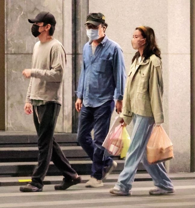 赵又廷高圆圆幸福遛娃 陪女儿骑脚车乐融融