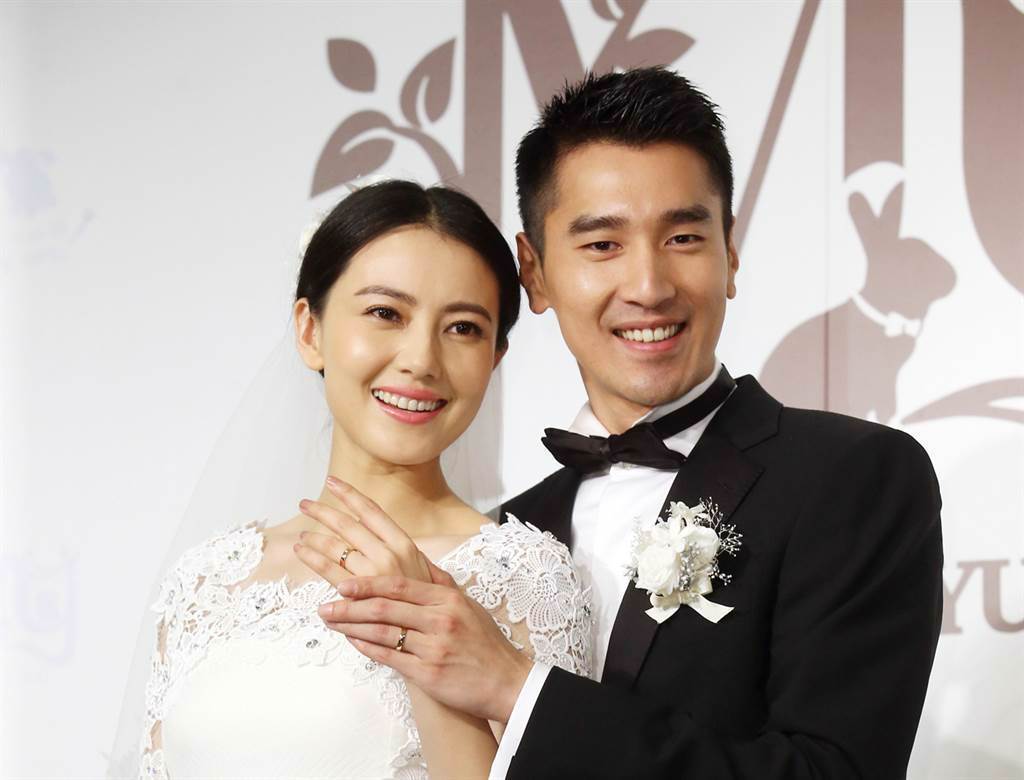 赵又廷高圆圆幸福遛娃 陪女儿骑脚车乐融融