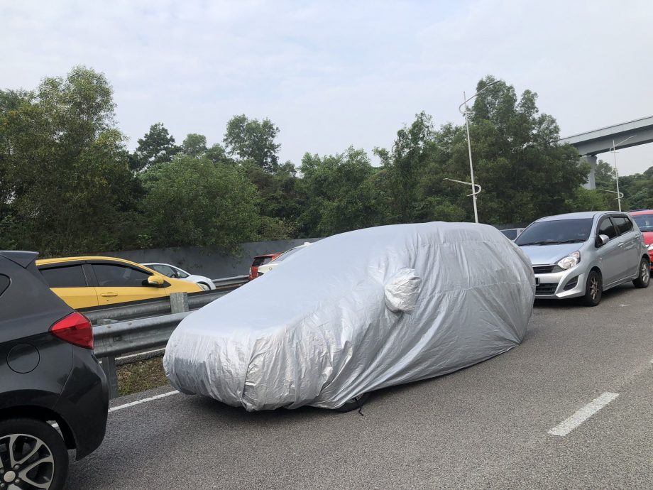 车裹成粽子引人注目 车主被轰乱停车阻碍视线