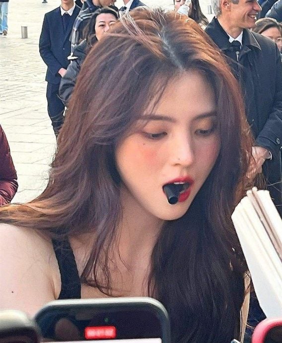 迪丽热巴偷作业?咬巧克力棒被酸刻意模仿韩韶禧