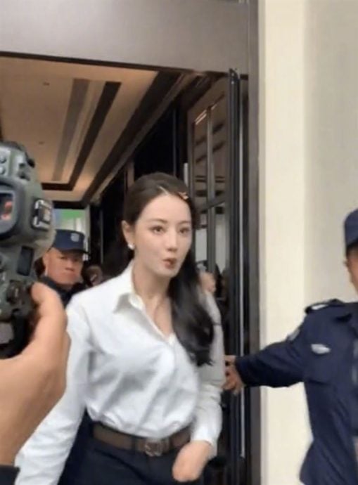 迪丽热巴偷作业?咬巧克力棒被酸刻意模仿韩韶禧