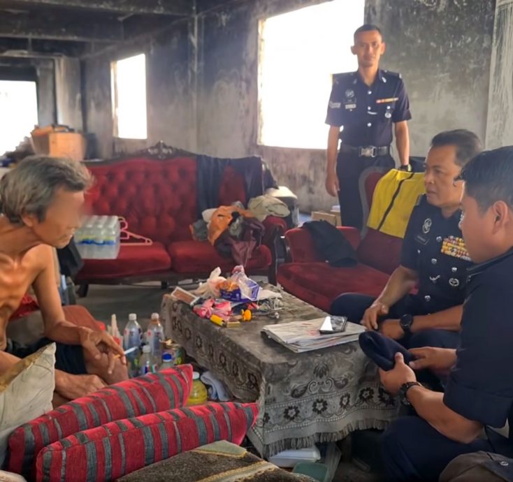 退休警员住荒废店 环境糟,获警方援助安顿