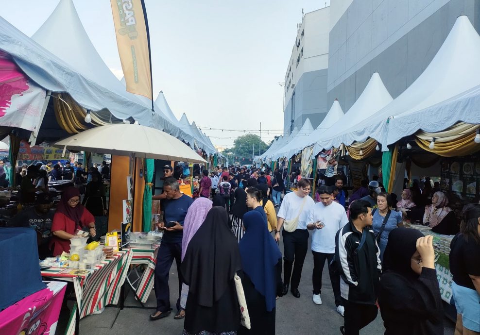 逛斋戒月市集遇良心小贩 RM1椰浆饭首长买5包