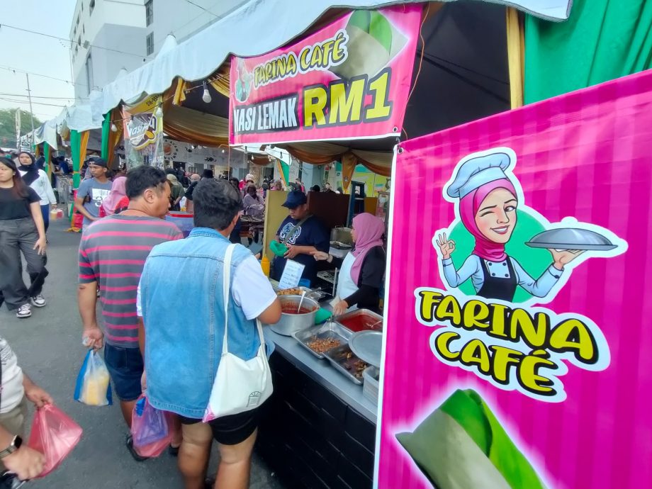 逛斋戒月市集遇良心小贩 RM1椰浆饭首长买5包