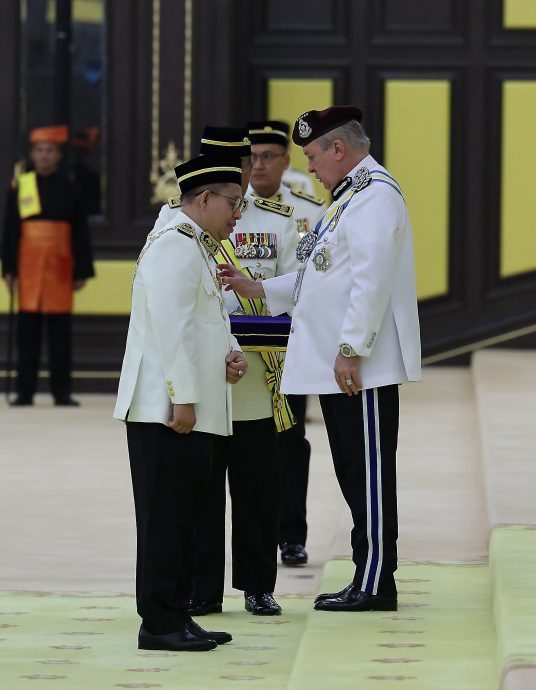 配合直辖区日：元首册封33名有功人士 · 隆市长受封拿督斯里