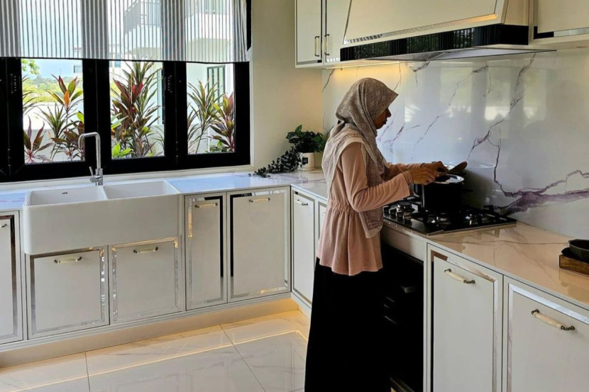 长辈训斥:女人读书浪费钱“学历再高仍得呆厨房”