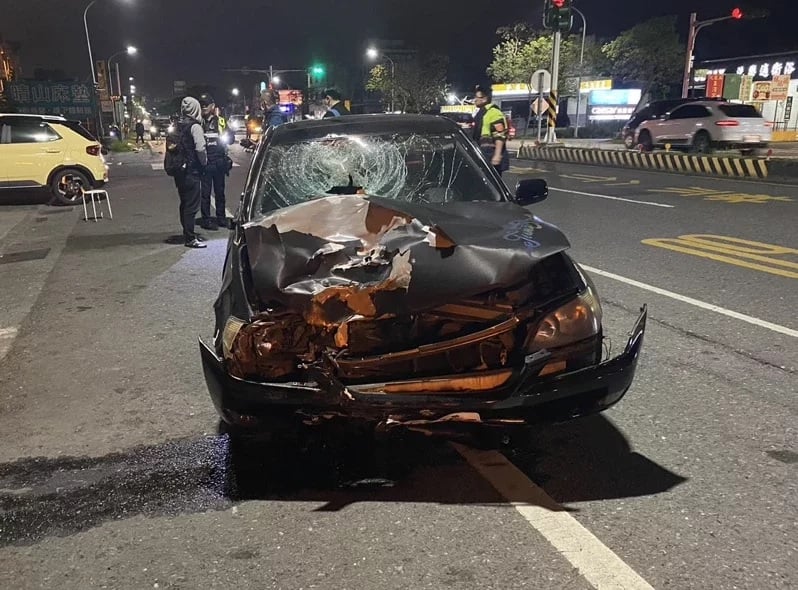 闯红灯连环撞1死3伤 男子聊一半突沉默飙车