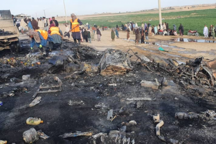 阿富汗巴士、油罐车与摩托车相撞起火 21死38伤