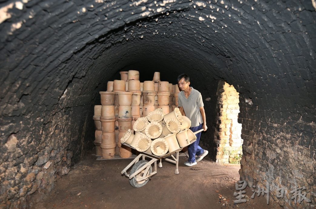 霹 6/3见报/它的诞生/煲老火汤耐保温锁香气 800度高温烧出炭炉