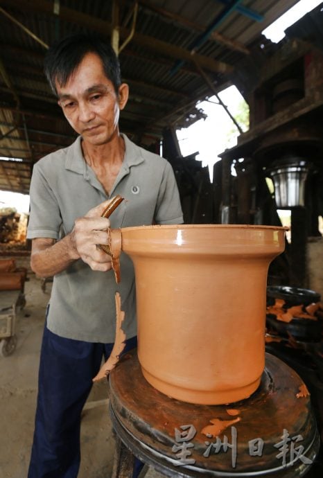 霹 6/3见报/它的诞生/煲老火汤耐保温锁香气 800度高温烧出炭炉