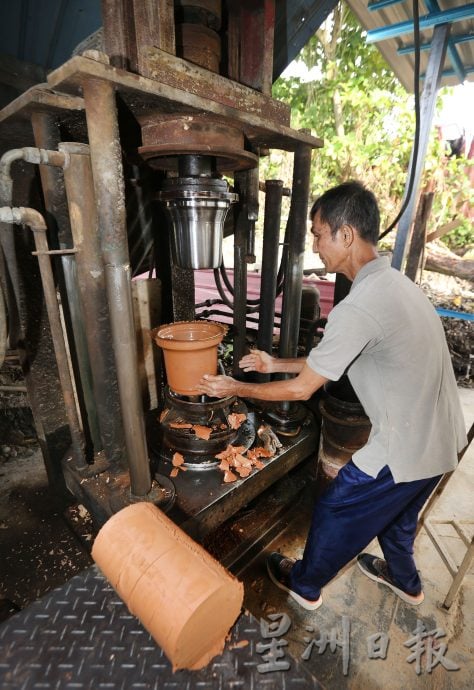 霹 6/3见报/它的诞生/煲老火汤耐保温锁香气 800度高温烧出炭炉