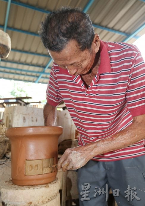 霹 6/3见报/它的诞生/煲老火汤耐保温锁香气 800度高温烧出炭炉