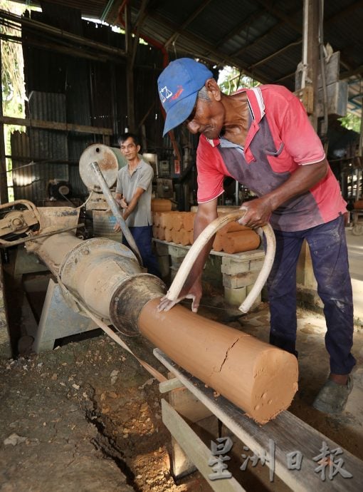 霹 6/3见报/它的诞生/煲老火汤耐保温锁香气 800度高温烧出炭炉
