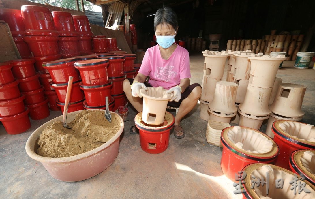 霹 6/3见报/它的诞生/煲老火汤耐保温锁香气 800度高温烧出炭炉