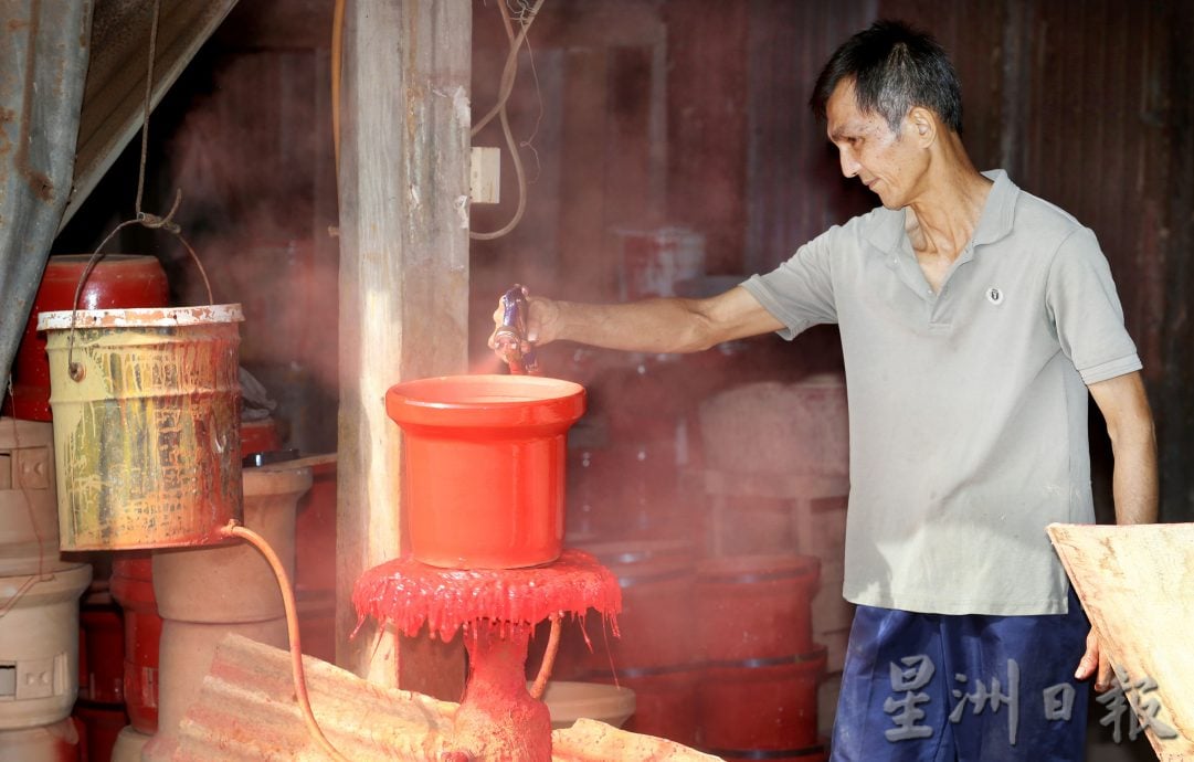霹 6/3见报/它的诞生/煲老火汤耐保温锁香气 800度高温烧出炭炉