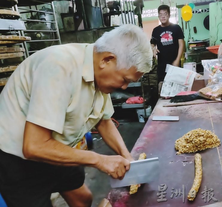 霹：13日见报／封底主文／【它的诞生】融合潮州文化宗教 豆狮纯手工制作  