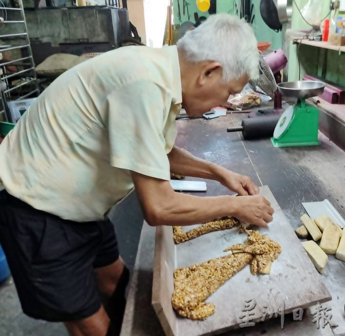 霹：13日见报／封底主文／【它的诞生】融合潮州文化宗教 豆狮纯手工制作  