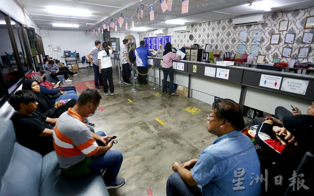 霹:封面主文/电子考车4月实行 怡保驾驶学院万事俱备