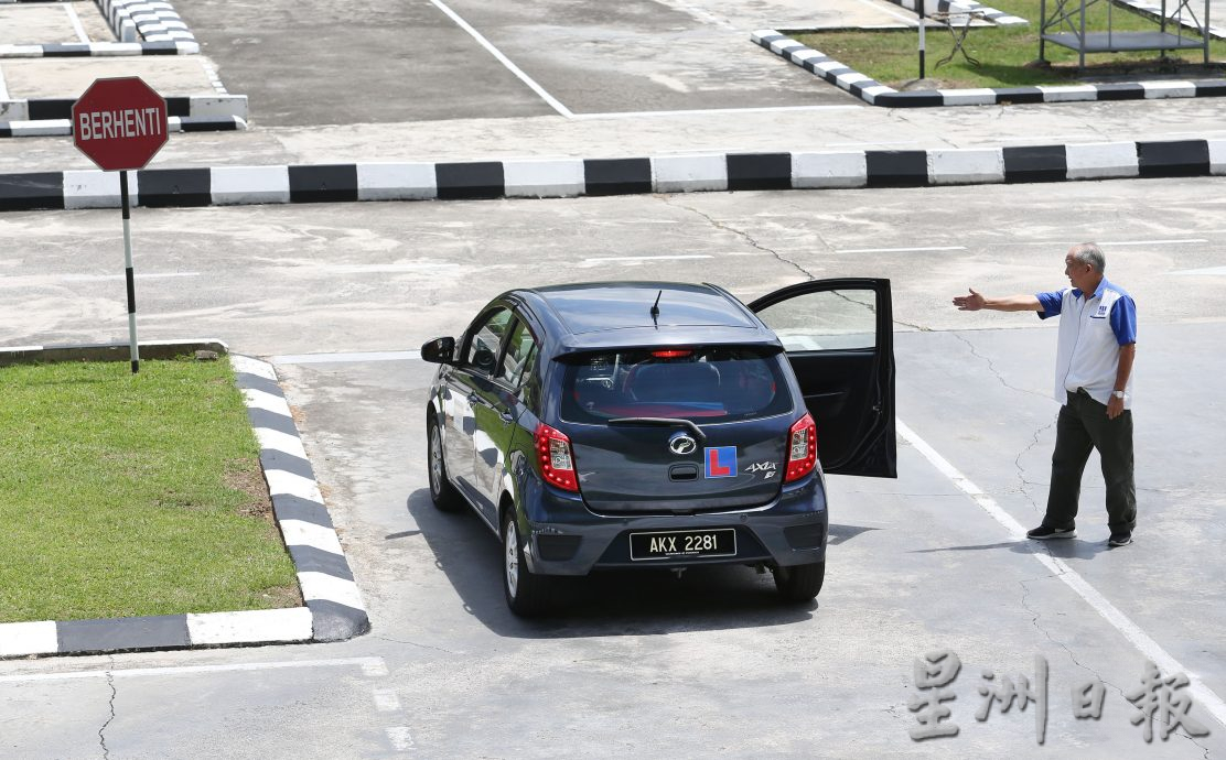 霹:封面主文/电子考车4月实行 怡保驾驶学院万事俱备