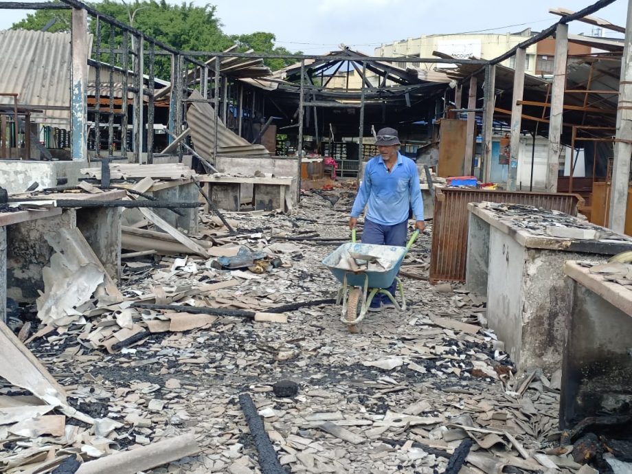 非纵火导致 展开灾后清理 小贩4月回大和园巴刹作业