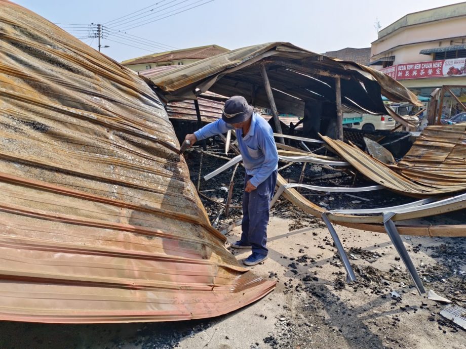 非纵火导致 展开灾后清理 小贩4月回大和园巴刹作业