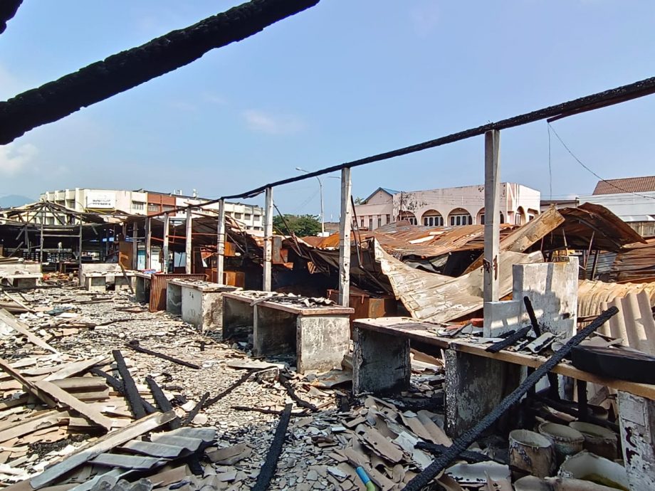 非纵火导致 展开灾后清理 小贩4月回大和园巴刹作业