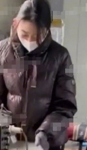 韩国前女团成员解散后被目击在工厂做女工 回应称:“胜过无所事事