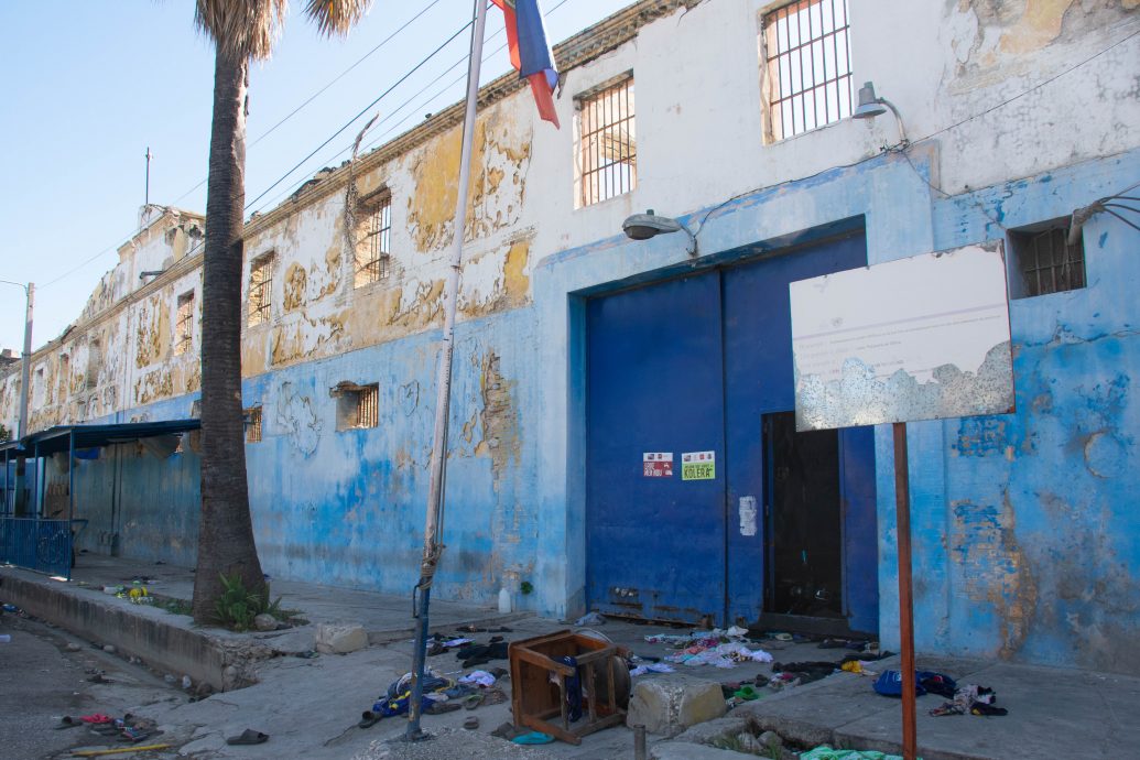 黑帮作乱 海地爆大越狱近4000囚犯逃  监狱仅剩不到百人 