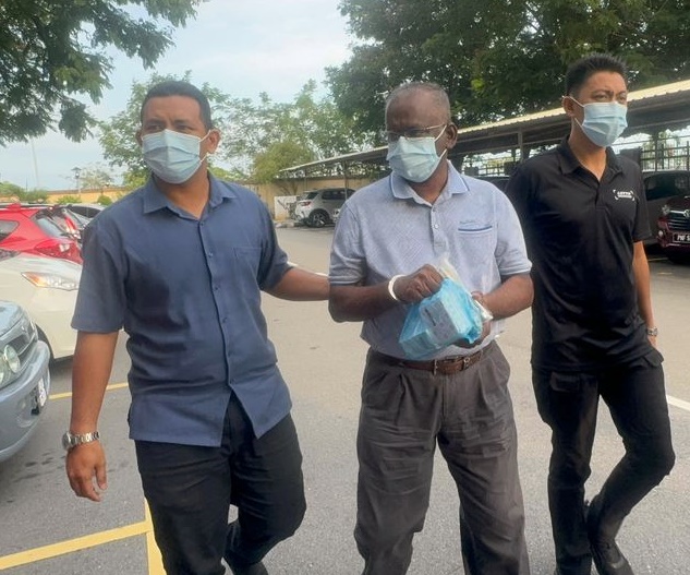 拥有博士学位的印裔商人涉嫌诈骗总计129万5000令吉,面对5项指状。