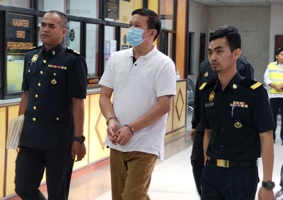 燃料油公司及董事涉提供虚假资料被控