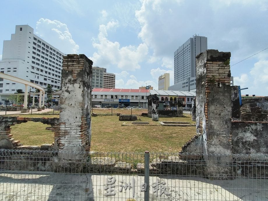 (古城封底主文)《用眼睛去旅游》:圣劳伦斯教堂遗址