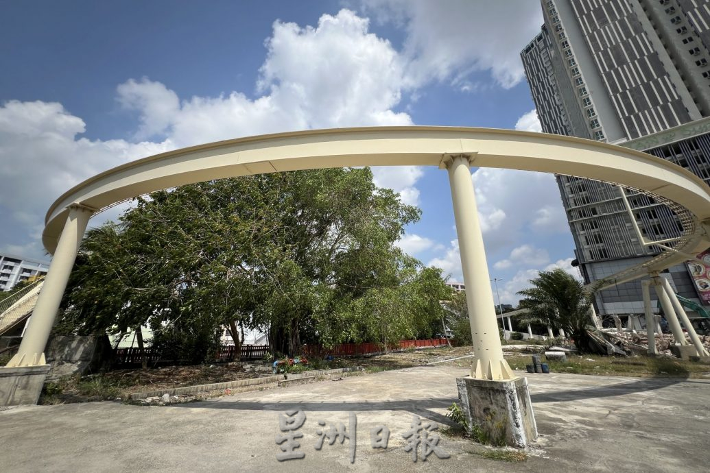 （古城封面主文）单轨火车轨道沦为高空跑步机·市民盼尽快拆除