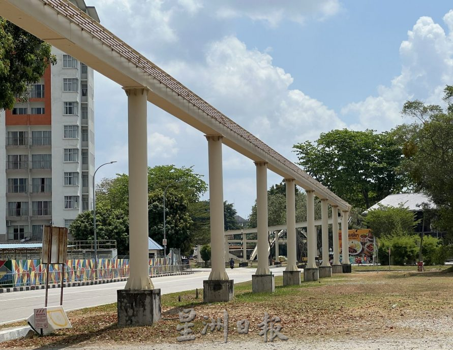 （古城封面主文）单轨火车轨道沦为高空跑步机·市民盼尽快拆除