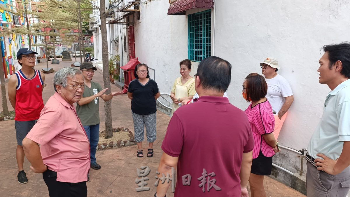 (古城封面主文)吉灵街商家发动签名要求恢复交通