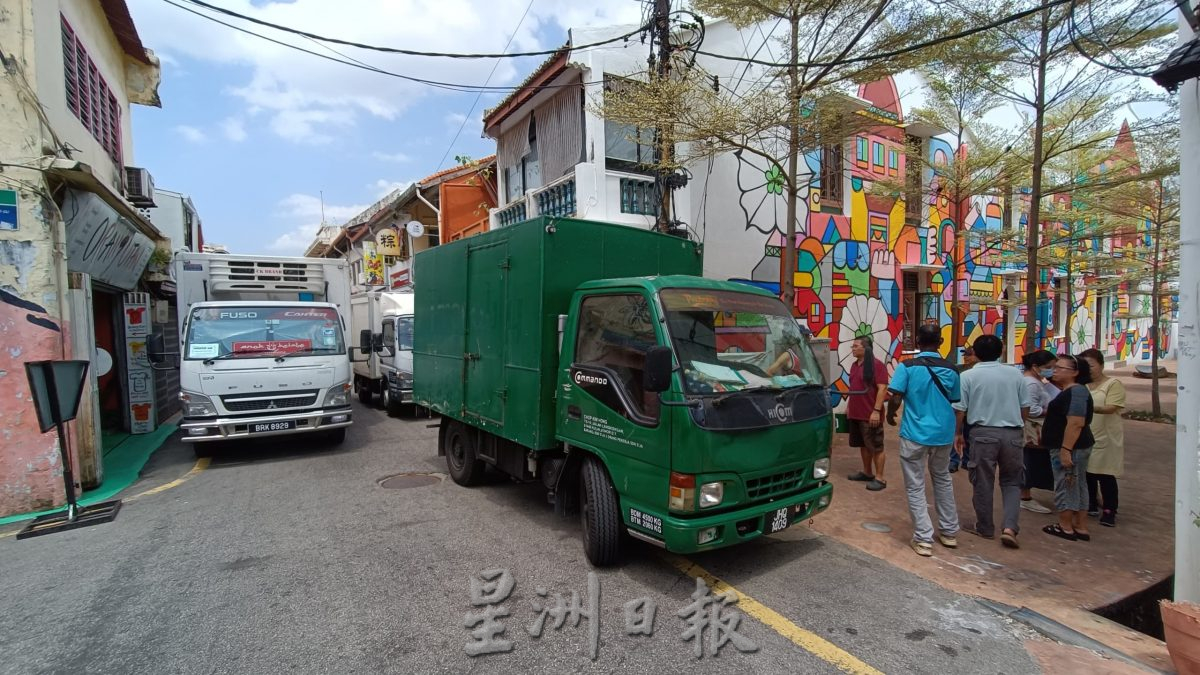 (古城封面主文)吉灵街商家发动签名要求恢复交通