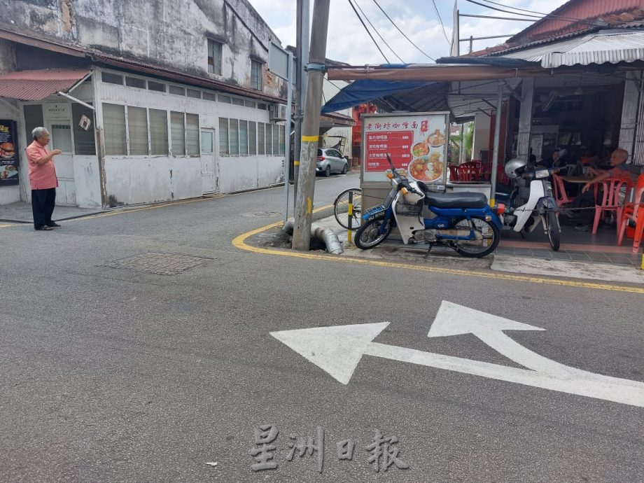 (古城封面主文)吉灵街商家发动签名要求恢复交通