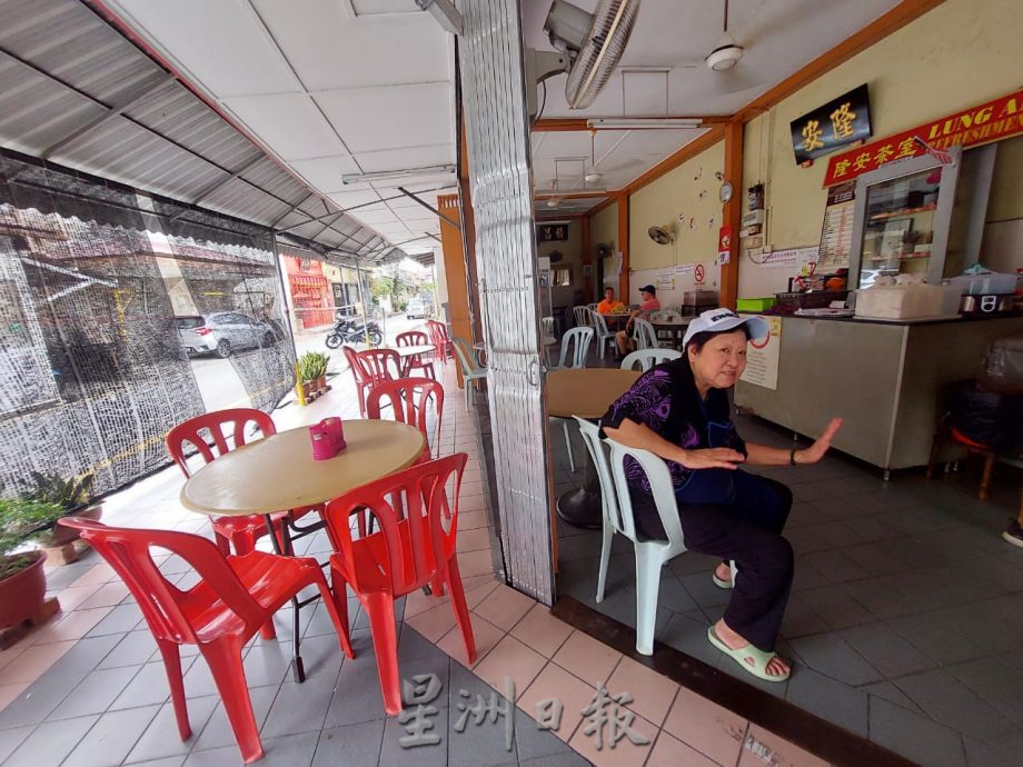 (古城封面主文)吉灵街商家发动签名要求恢复交通