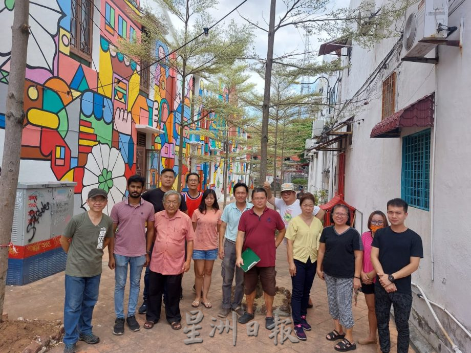 (古城封面主文)吉灵街商家发动签名要求恢复交通