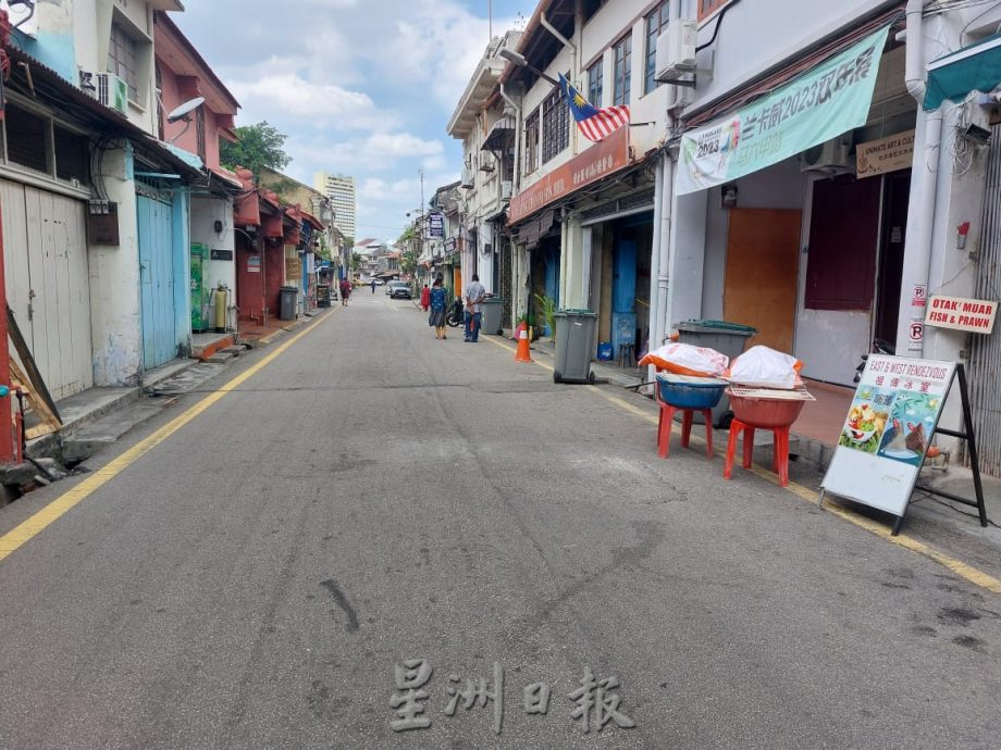 (古城封面主文)吉灵街商家发动签名要求恢复交通