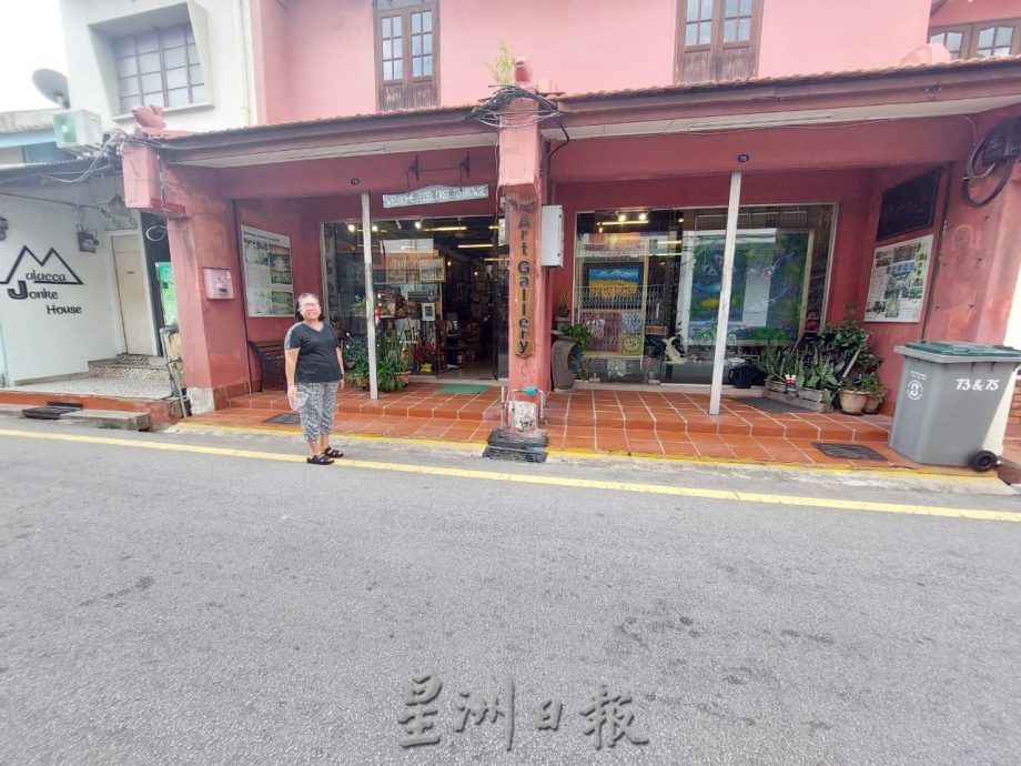 (古城封面主文)吉灵街商家发动签名要求恢复交通