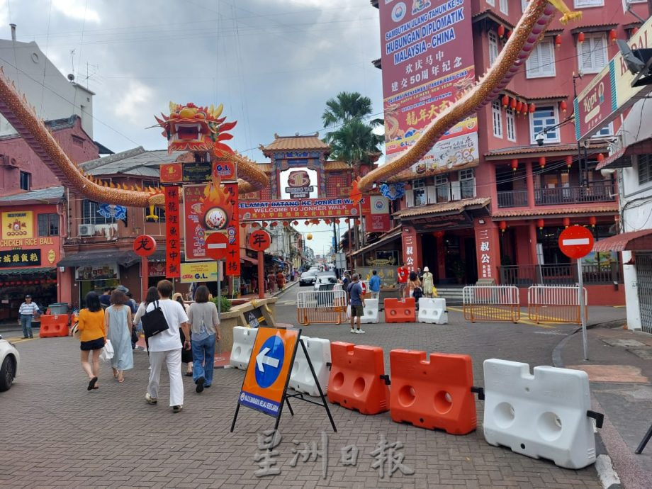 (古城封面主文)吉灵街商家发动签名要求恢复交通